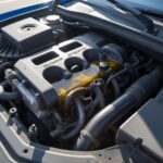 Ciemny olej samochodowy