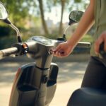 Jak włączyć hulajnogę elektryczną? Kompletny przewodnik krok po kroku dla początkujących