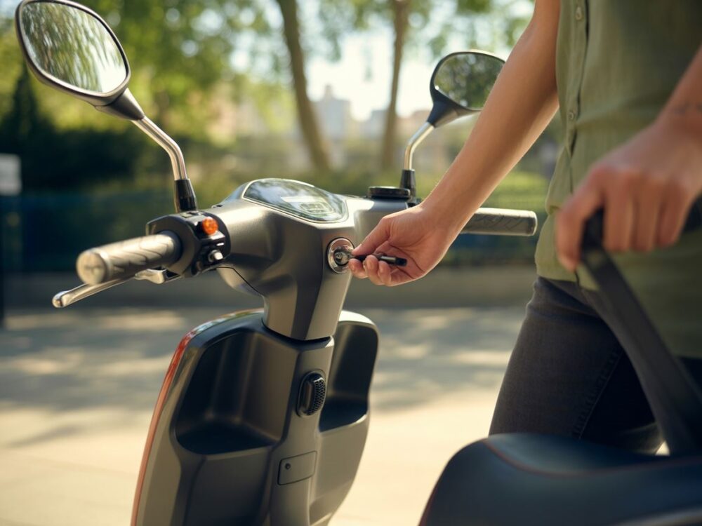 Jak włączyć hulajnogę elektryczną? Kompletny przewodnik krok po kroku dla początkujących