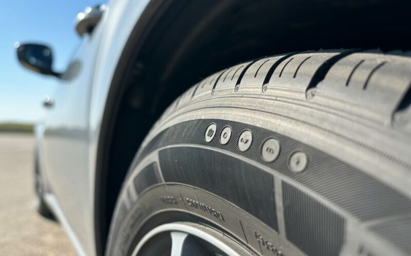 Kropki na oponach: Czerwone, żółte, białe. Kompletny przewodnik po oznaczeniach, które musi znać każdy kierowca.