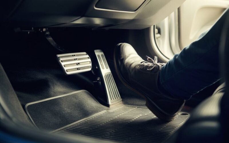 Gdzie jest hamulec w aucie? Kompleksowy poradnik dla początkujących kierowców