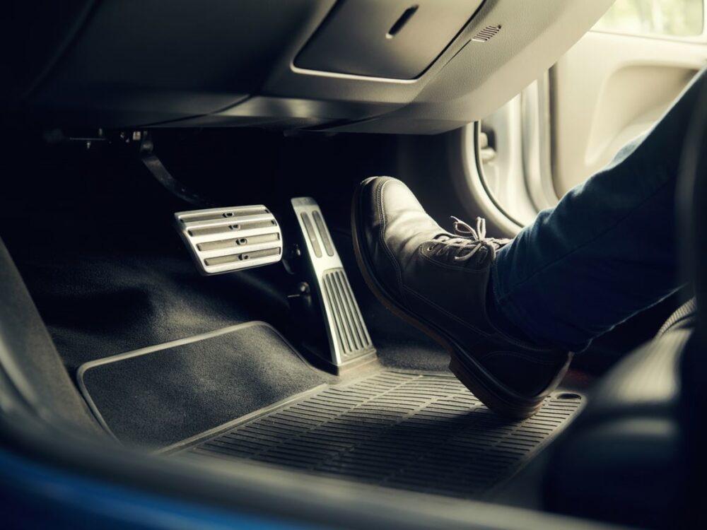 Gdzie jest hamulec w aucie? Kompleksowy poradnik dla początkujących kierowców