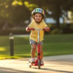 Radosne dziecko na hulajnodze