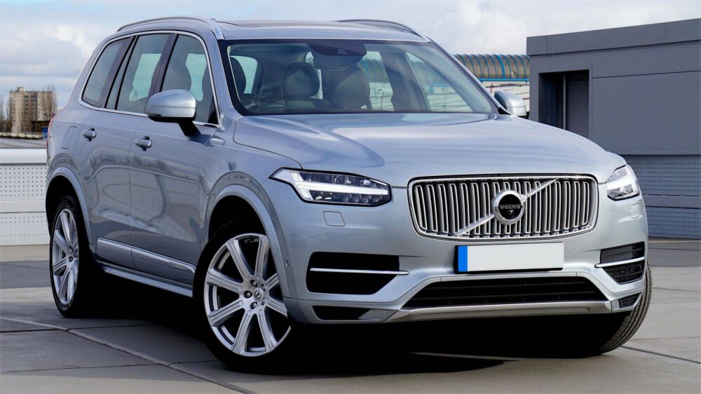 Kompaktowy SUV premium do miasta i na trasę – jakie cechy są najważniejsze?