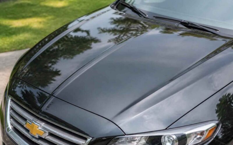 Zbliżenie na czarną maskę i przednią część samochodu Chevrolet krwar