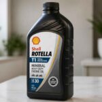 Czarna butelka oleju silnikowego Shell Rotella T1 30 na kuchennym blacie